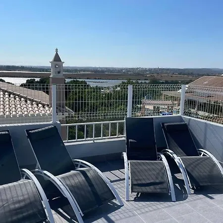 Villa Spacious Villa. Large Rooftop. 4 Bedroom Sleeps 8 Alvor