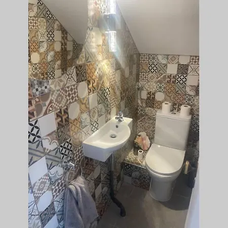 Spacious Villa. Large Rooftop. 4 Bedroom Sleeps 8 Вилла