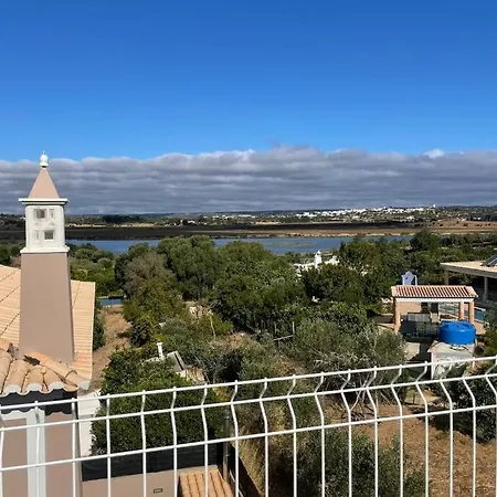 Вилла Spacious Villa. Large Rooftop. 4 Bedroom Sleeps 8 *