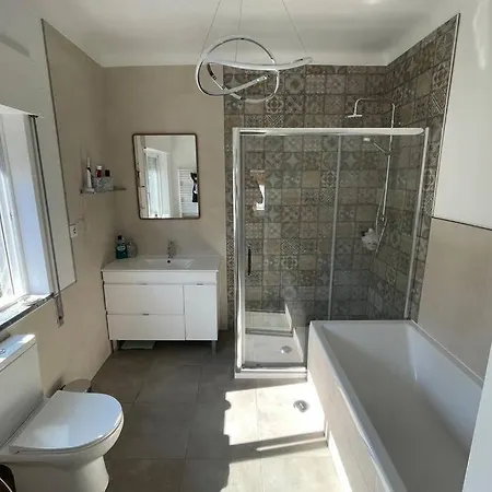 Spacious Villa. Large Rooftop. 4 Bedroom Sleeps 8 Вилла Алвор