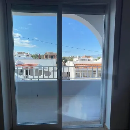 Spacious Villa. Large Rooftop. 4 Bedroom Sleeps 8 Alvor