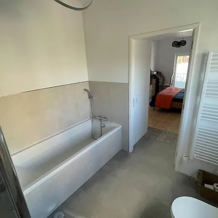 빌라 Spacious Villa. Large Rooftop. 4 Bedroom Sleeps 8