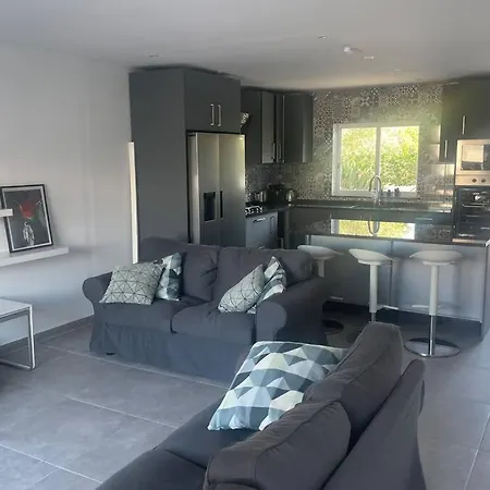 Spacious Villa. Large Rooftop. 4 Bedroom Sleeps 8 빌라 *