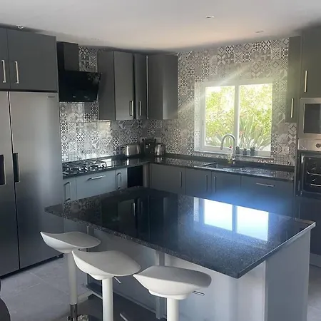 Spacious Villa. Large Rooftop. 4 Bedroom Sleeps 8