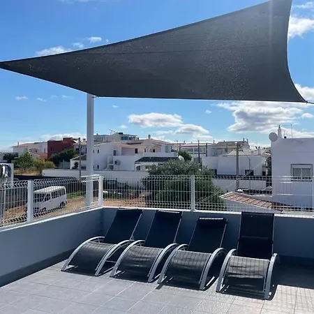 Spacious Villa. Large Rooftop. 4 Bedroom Sleeps 8 빌라 *