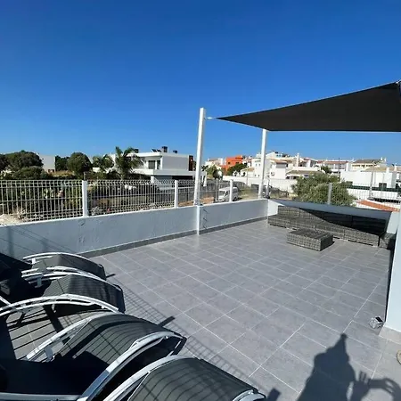 Spacious Villa. Large Rooftop. 4 Bedroom Sleeps 8 빌라 *