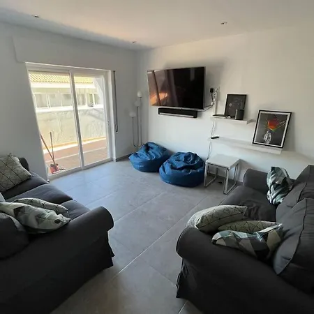 빌라 Spacious Villa. Large Rooftop. 4 Bedroom Sleeps 8 *
