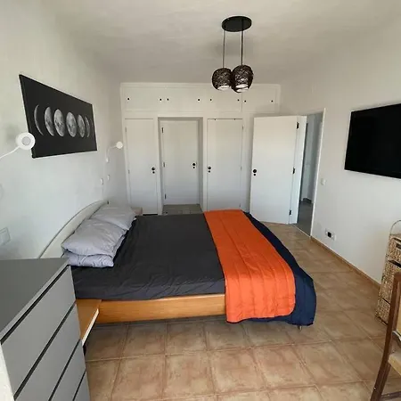 Spacious Villa. Large Rooftop. 4 Bedroom Sleeps 8 Villa Alvor