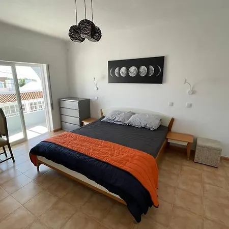 Villa Spacious Villa. Large Rooftop. 4 Bedroom Sleeps 8 Alvor