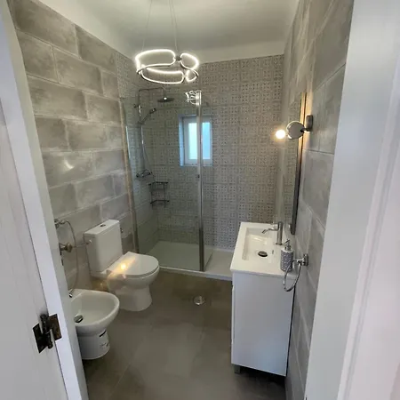빌라 Spacious Villa. Large Rooftop. 4 Bedroom Sleeps 8