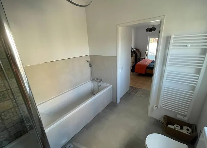 Willa Spacious Villa. Large Rooftop. 4 Bedroom Sleeps 8