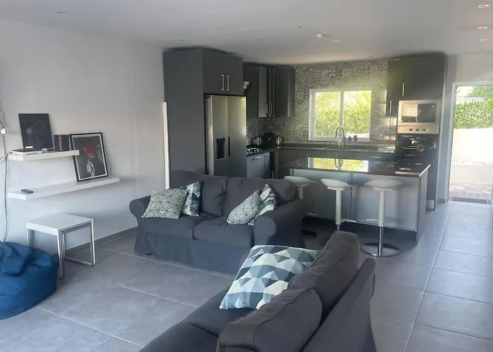 Spacious Villa. Large Rooftop. 4 Bedroom Sleeps 8 Willa *