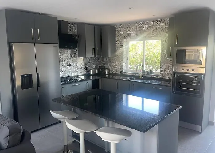 Spacious Villa. Large Rooftop. 4 Bedroom Sleeps 8