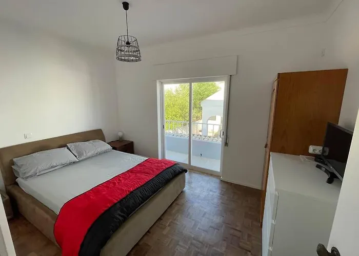 Spacious Villa. Large Rooftop. 4 Bedroom Sleeps 8 * Alvor