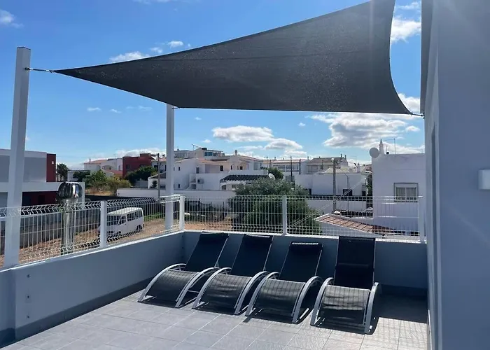 Spacious Villa. Large Rooftop. 4 Bedroom Sleeps 8 Willa *