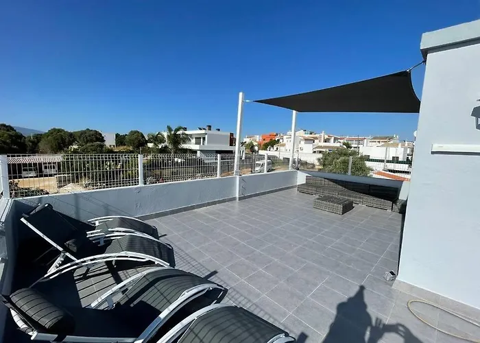 Spacious Villa. Large Rooftop. 4 Bedroom Sleeps 8 Willa *