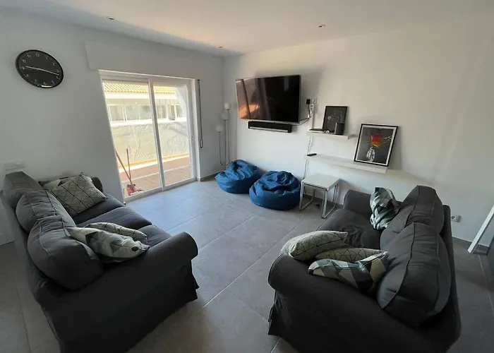 Willa Spacious Villa. Large Rooftop. 4 Bedroom Sleeps 8 *