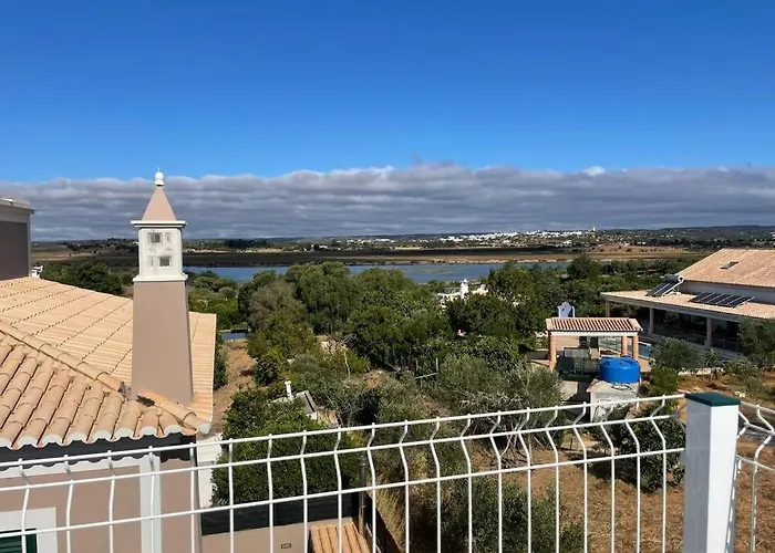 Willa Spacious Villa. Large Rooftop. 4 Bedroom Sleeps 8 *