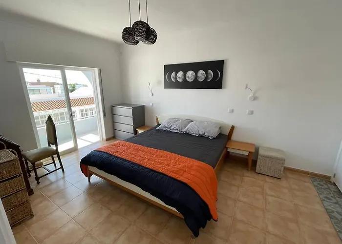 Willa Spacious Villa. Large Rooftop. 4 Bedroom Sleeps 8 Alvor