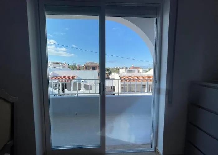 Spacious Villa. Large Rooftop. 4 Bedroom Sleeps 8 Alvor