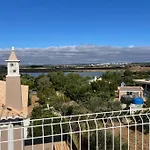 Villa Spacious Villa. Large Rooftop. 4 Bedroom Sleeps 8 *